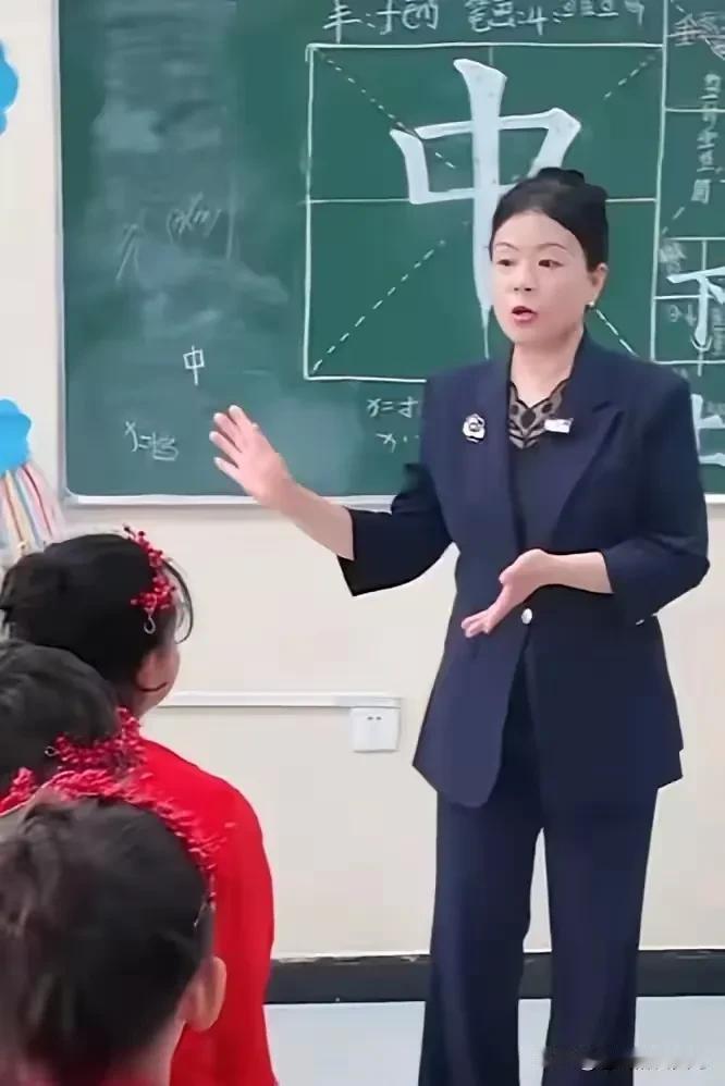 许敏和新疆的孩子们一起欢度六一，还送了孩子们礼品，又唱歌又跳舞，这画面多美好呀。