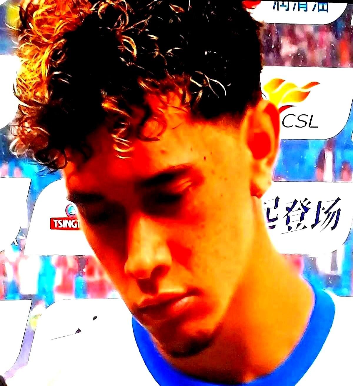 门票卖不动，球队快散了17分垫底，球迷骂李霄鹏换克雷桑，可李小恒抽筋还在跑，