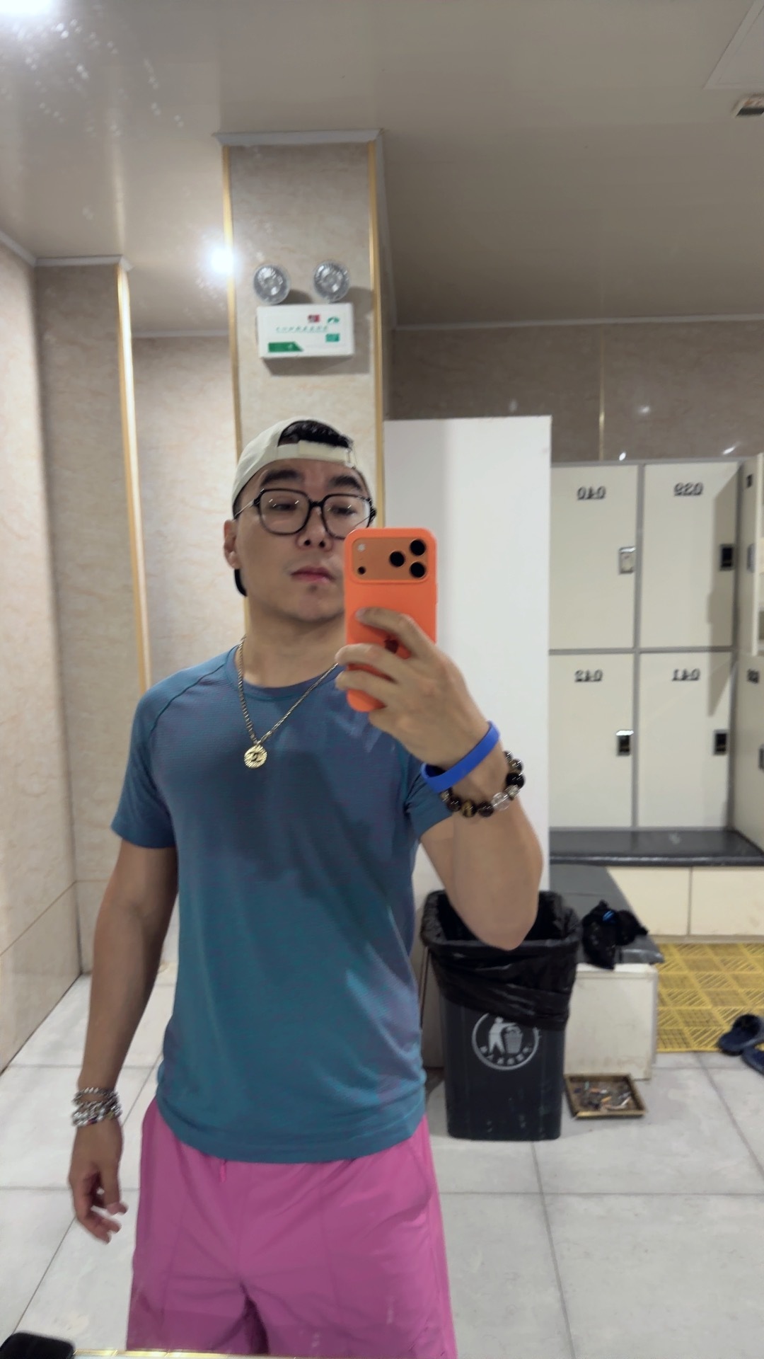 今天又是倒贴钱的一天，还被纯金球拍给气到了。今晚做梦必须梦到纯金球拍。
