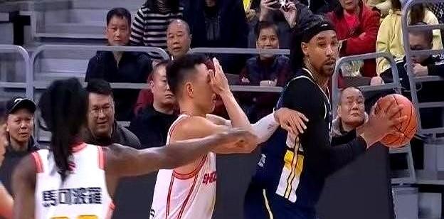 贺希宁这防守姿势，怕是要成CBA年度名场面！广东对深圳的比赛，他去防老队友萨