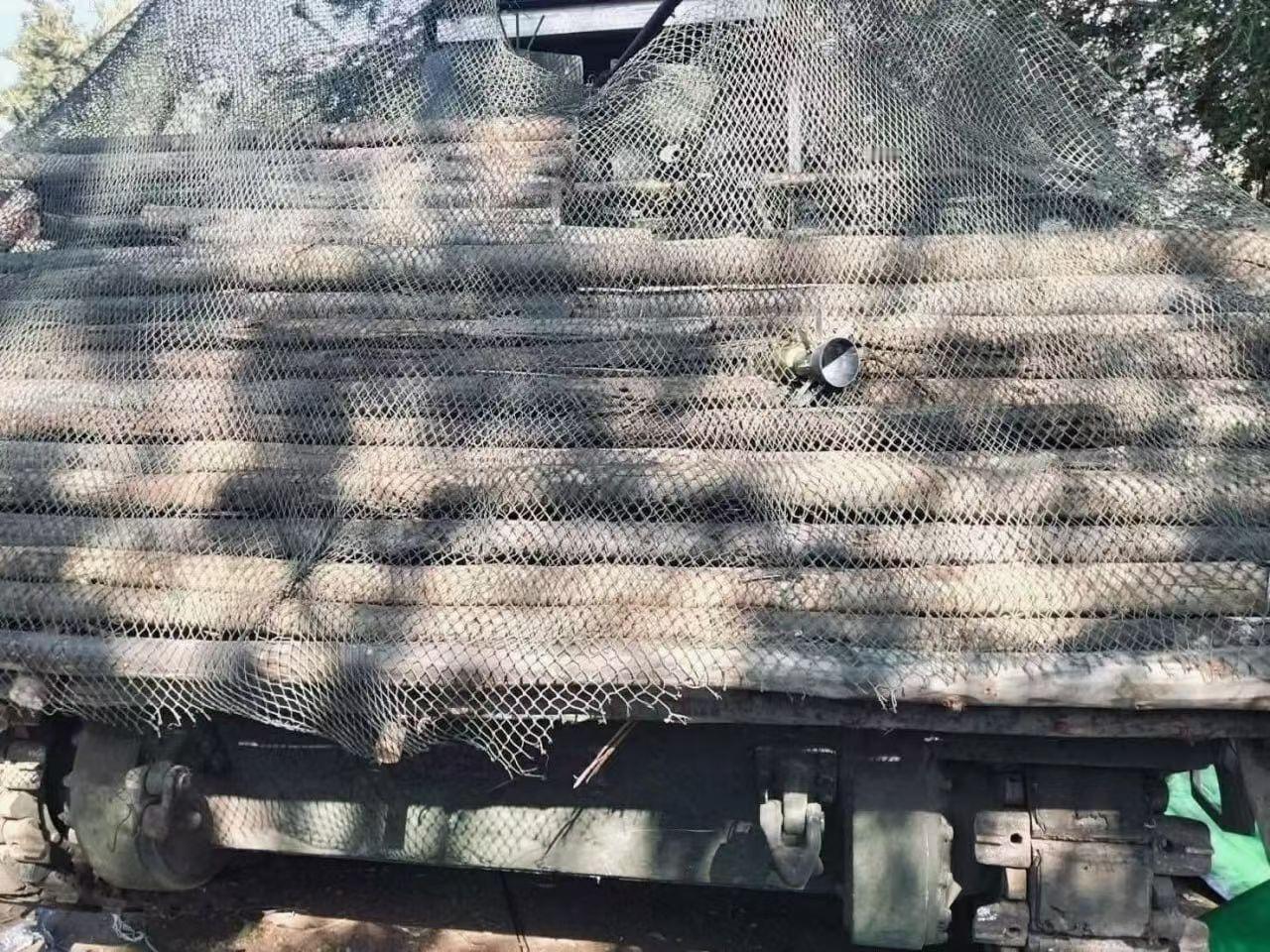 泰国军队在美制的M113运兵装甲车外加了层"原木装甲,在"原木装甲"外又铺了层