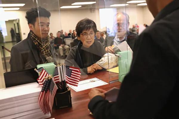 美国要动真格，不给非公民发福利了，包括中国移民。消息一出，那边可是炸开了锅。