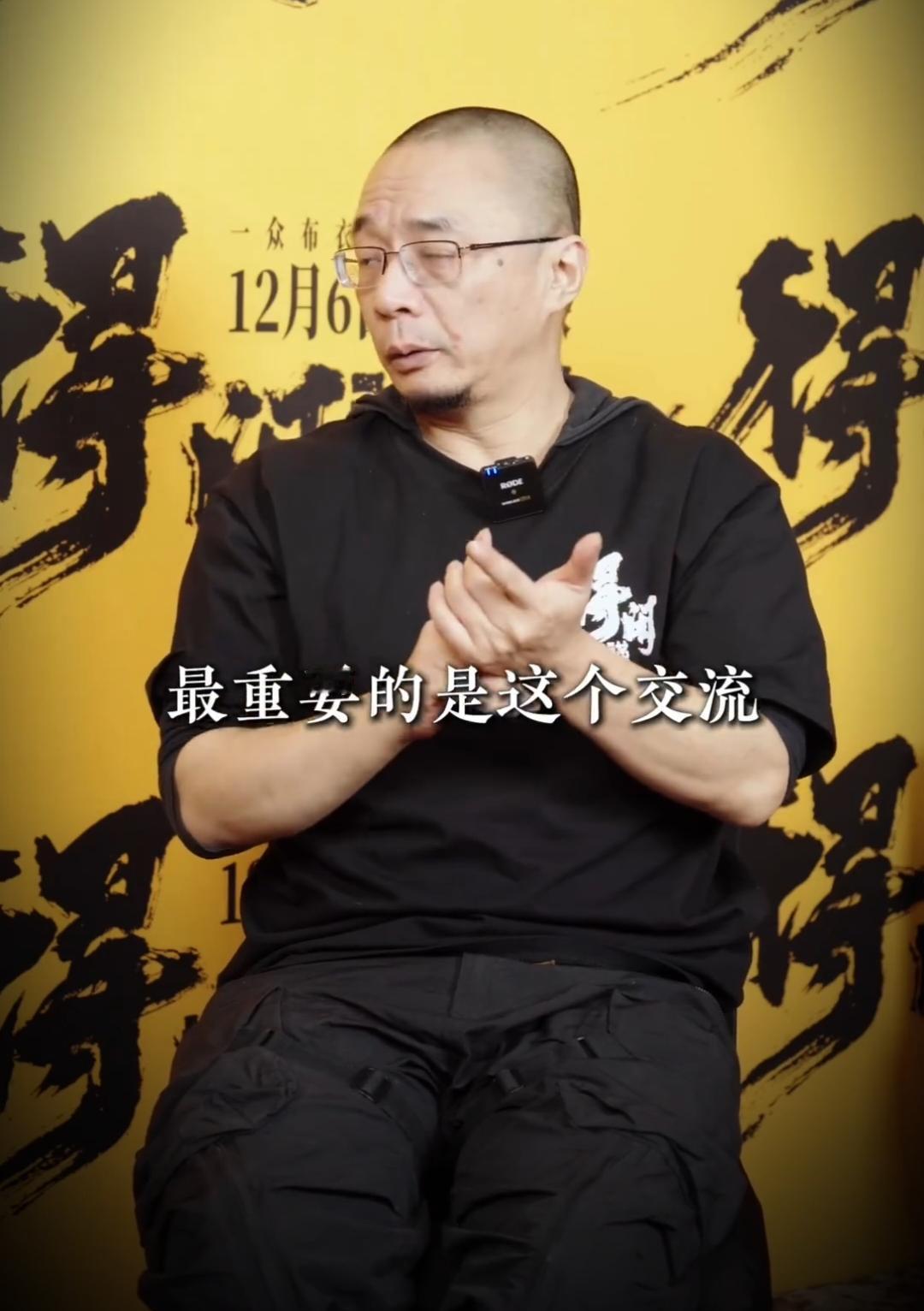 演员在演，观众在看。但你们的呼吸，从来不在一个频道。兰晓龙捅破了这层纸：我们