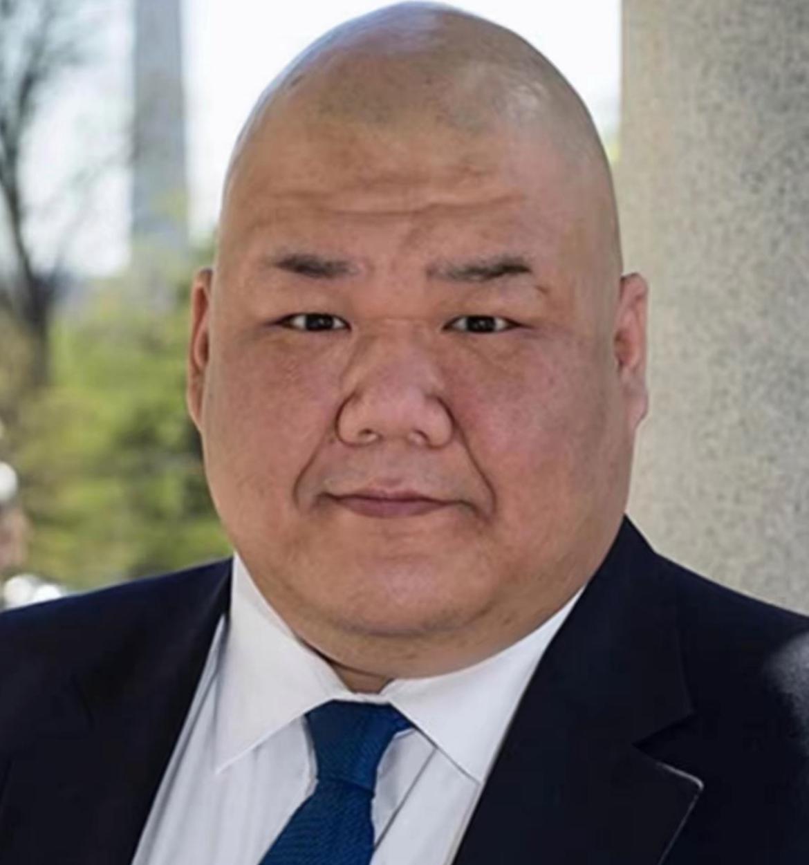 一看就是牛人！这位光头胖子叫张振熙，他的亮点可真太多了。张振熙居然瞬间上热搜