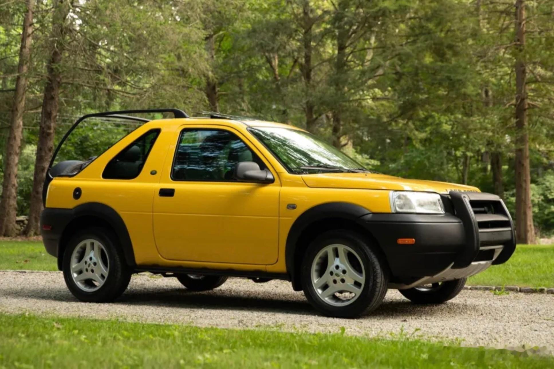 全新路虎发现神行，看了下目前披露的消息，应该是个合资项目无疑了。用的奇瑞E0X平