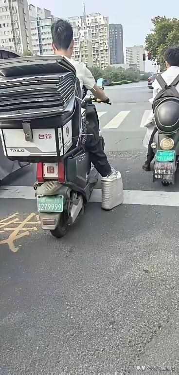 穿这鞋子，走路也不方便吧