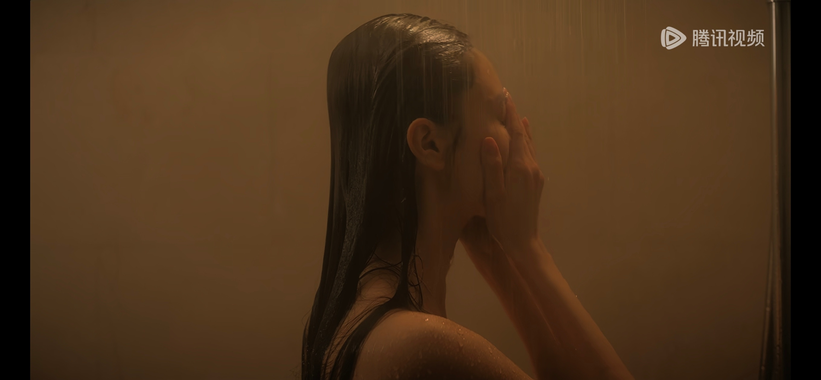 枭起青壤每次看到林伶我都感觉在照镜子，我的头跟她一样扁，没法不在意