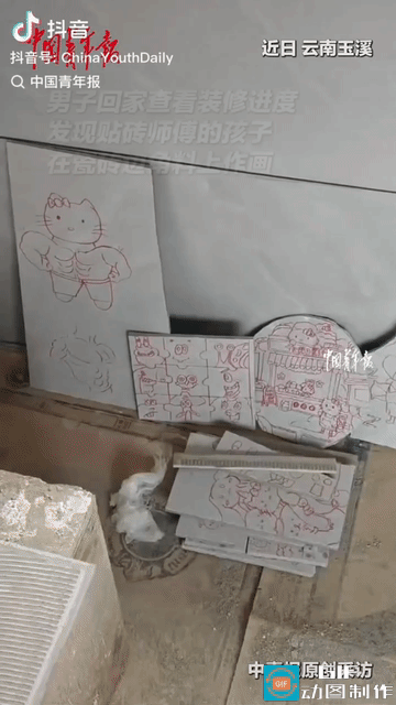 “太有天赋了！”云南玉溪，一对贴瓷砖夫妻在住户家干活，把小女儿也带去了，夫妻俩在