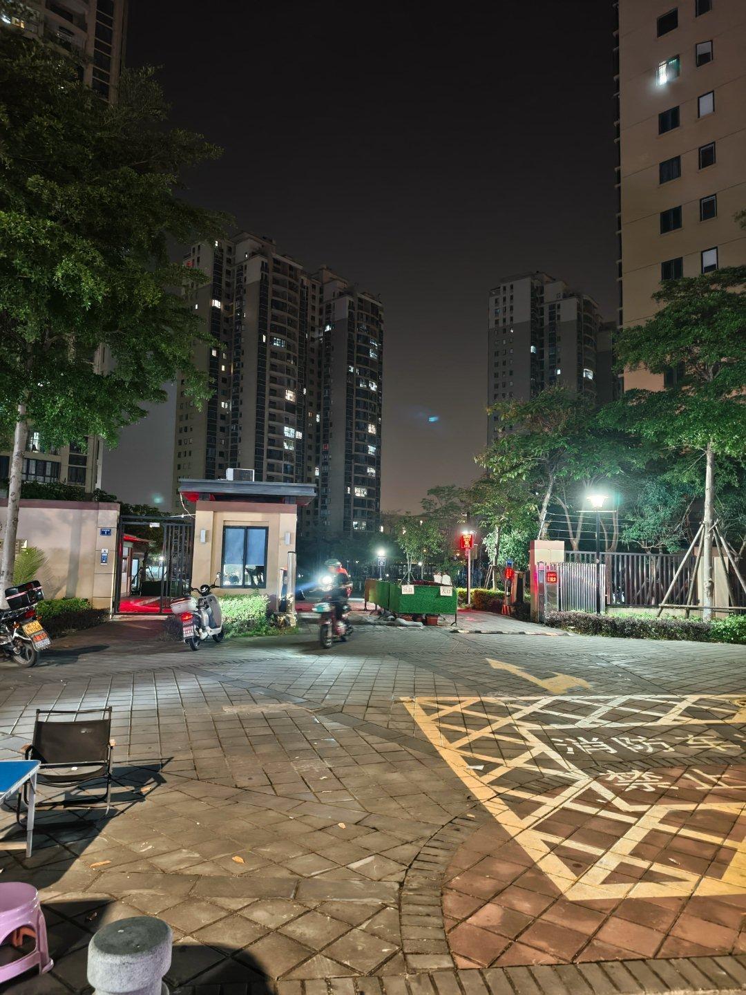 你们都不知道我大晚上的小区门口啊，这边能买到夜宵啊。你就说这个幸福度高不高吧？