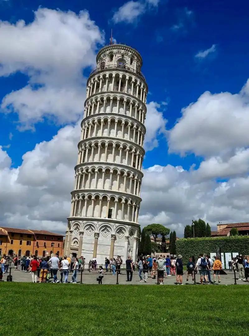 中国旅行团意大利遭洗劫，1000多个点赞背后令人深思！近日，一则中国旅行团在意