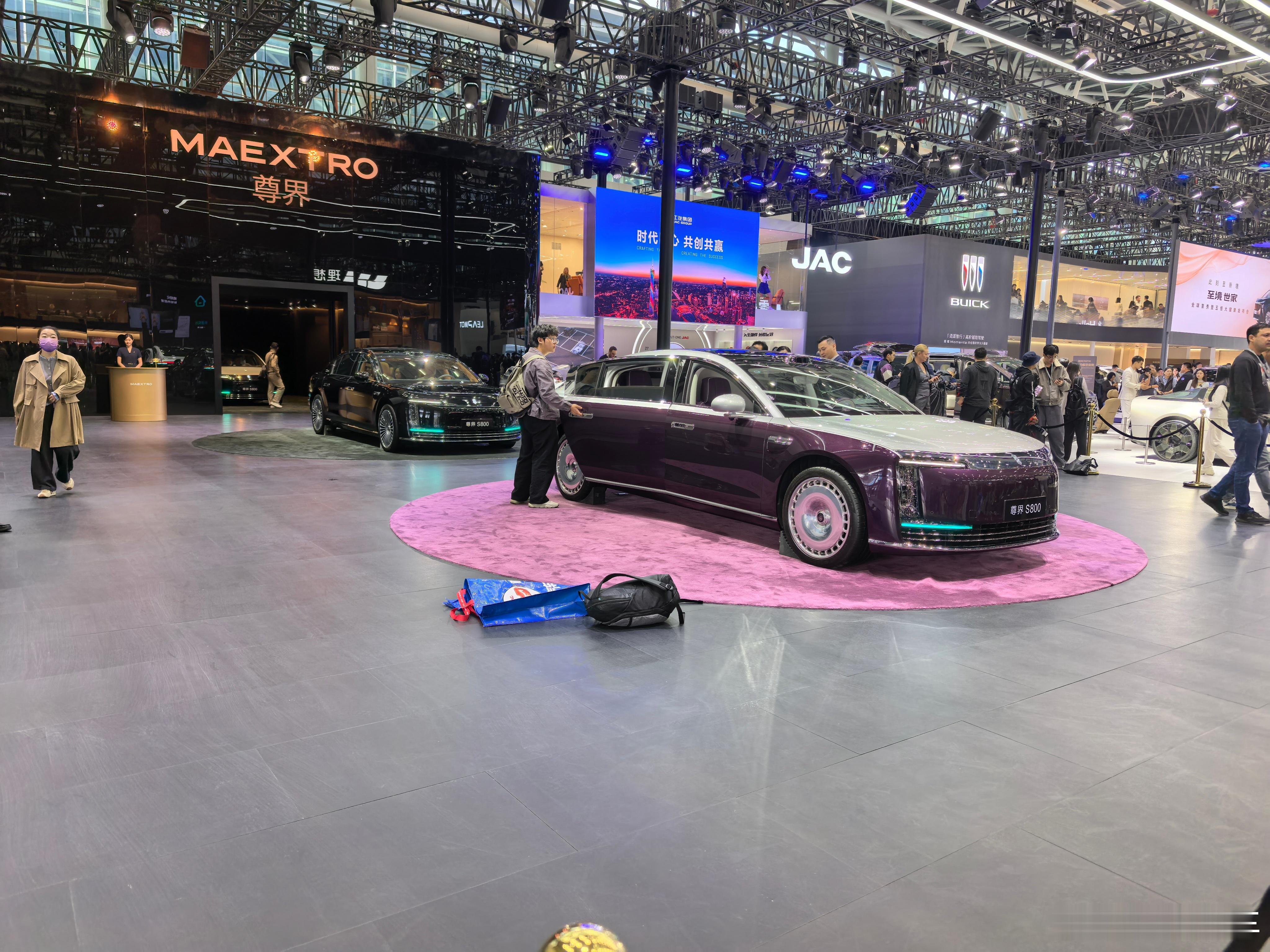 江淮展台这边也有尊界S800，大饼轮毂设计和星辉多幅条轮毂，大家更喜欢哪个？