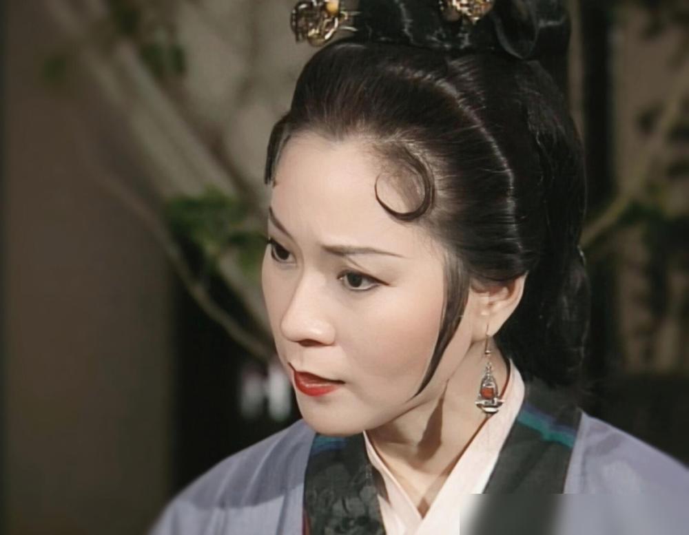 小时候看神雕，真觉得黄蓉这人不行，太有心计，处处为难杨过。现在回过头来看，