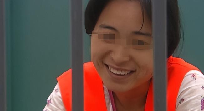 2013年成都，一个女人指认抛尸现场，她指着母亲的尸块，笑着说“好肥哦”。她曾