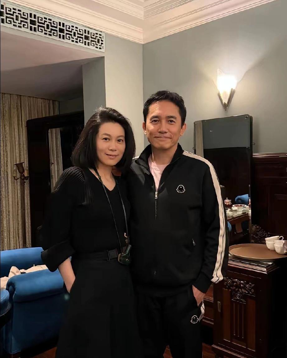 64岁梁朝伟状态绝了！携刘嘉玲上海做客，身姿挺拔帅出新高度64岁梁