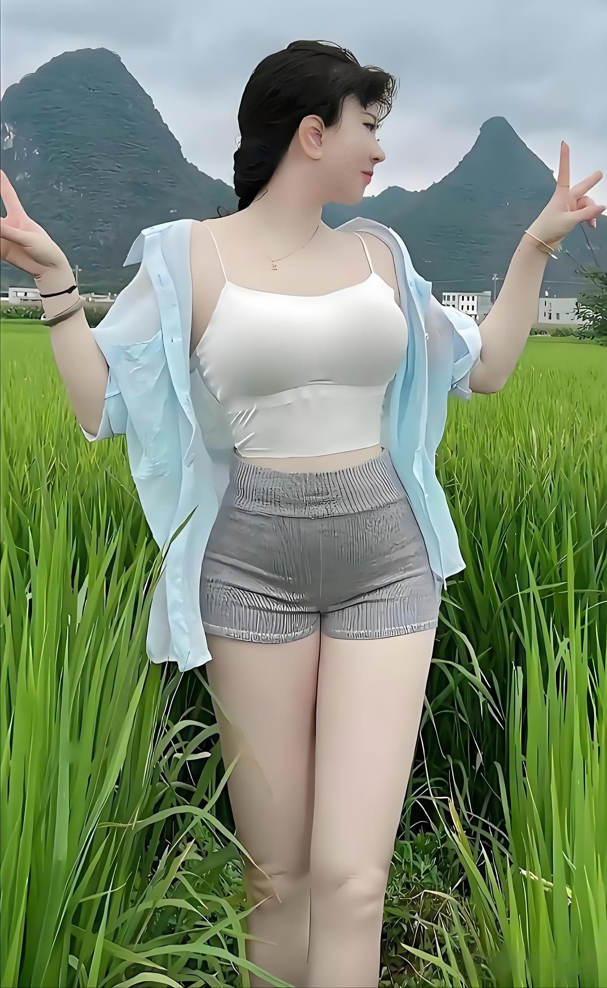 把蜜语当糖豆似的挂在嘴边的，心里的真意或许薄得像层窗纸；脸上总堆着笑涡的，转过身