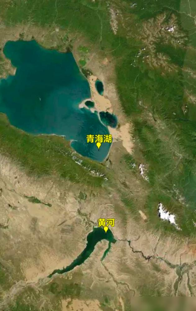 一位大学数学老师在给学生们认认真真讲课，但是我们听不到一一位大学数学