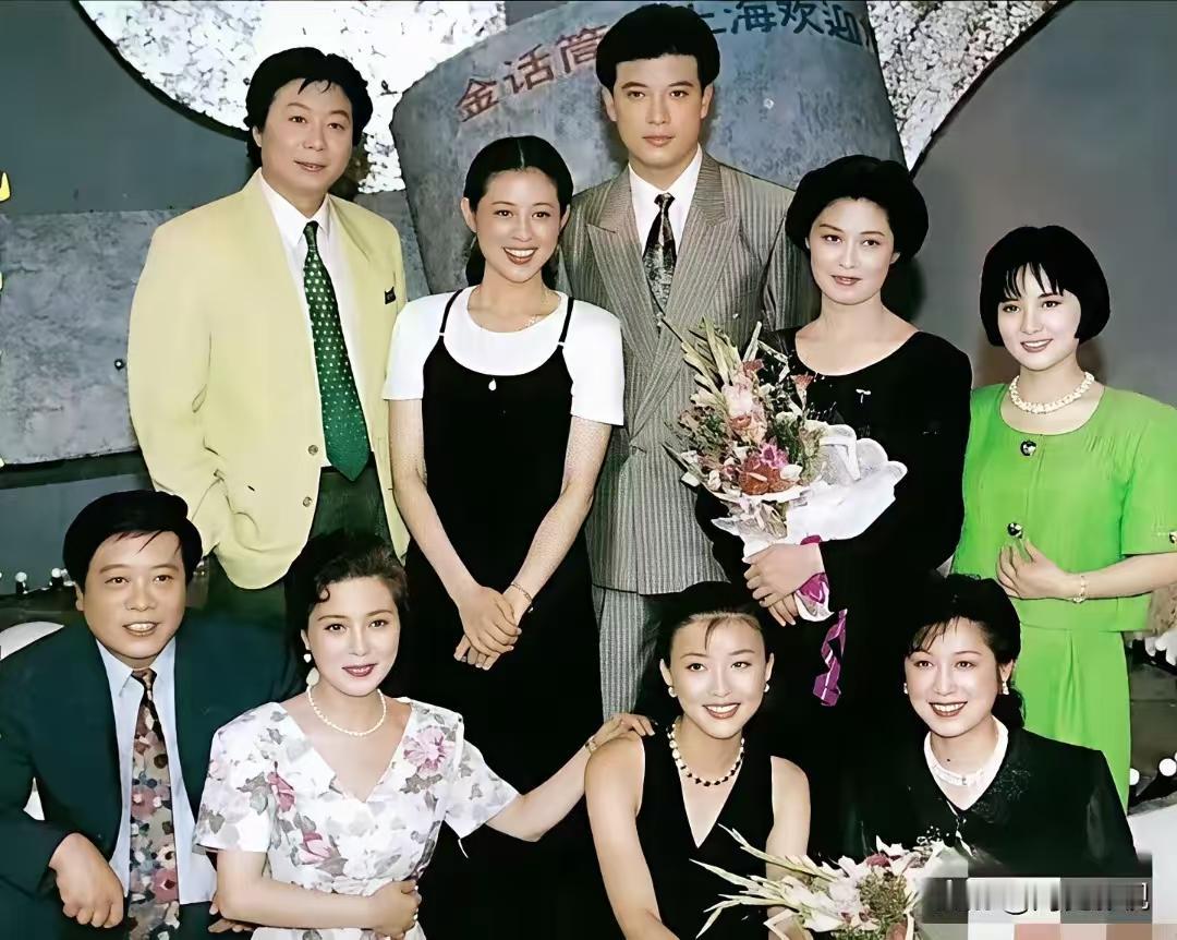 我敢打赌？下面谁能认识三个算你相当厉害了！这些帅哥美女都是中央电视台曾经的主持人