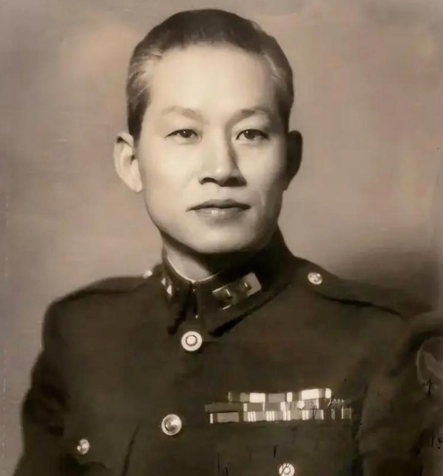1987年，蒋经国专程到台中探望被软禁33年的抗日名将孙立人。1955年