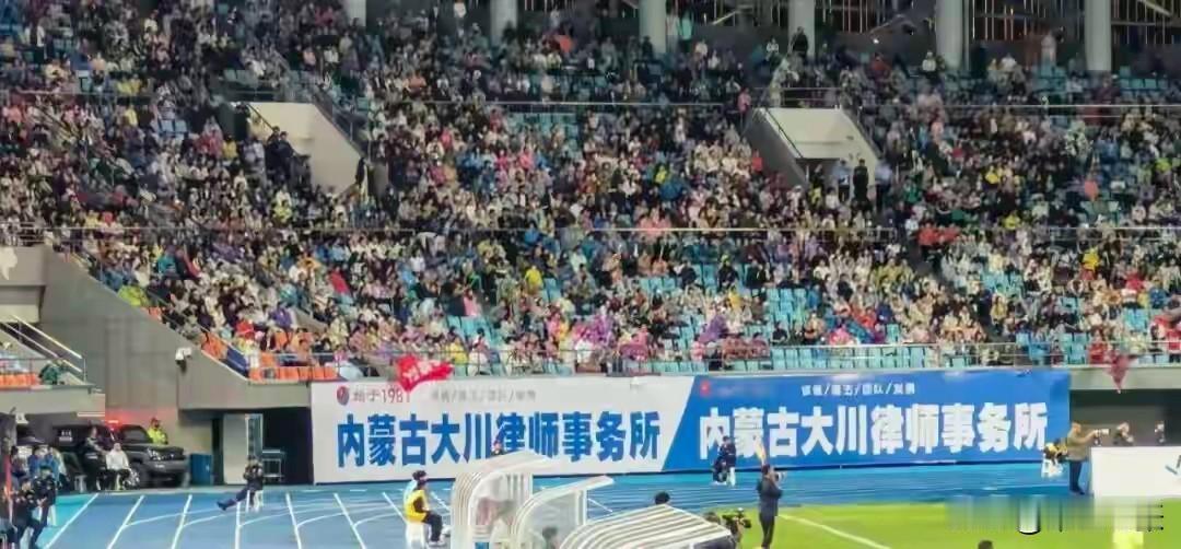 苏超能带梗出圈，“散装江苏”功不可没。江苏13支球队对抗诞生诸多名梗，然而江苏没