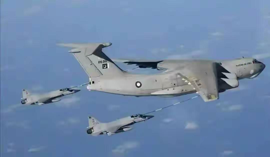 波斯湾上空，一场精心策划的空军行动正在展开。2026年4月9日，巴基斯坦空军多架