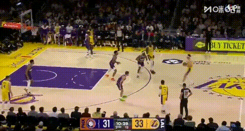 完了——里夫斯也学会了4步上篮，可惜被吹！跟詹姆斯一样走得好丝滑，可根本不用数