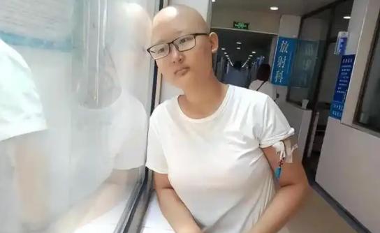 痛心！2019年，河北一名癌症女孩在病房里对着亲朋好友大喊：“我为什么就该死？”