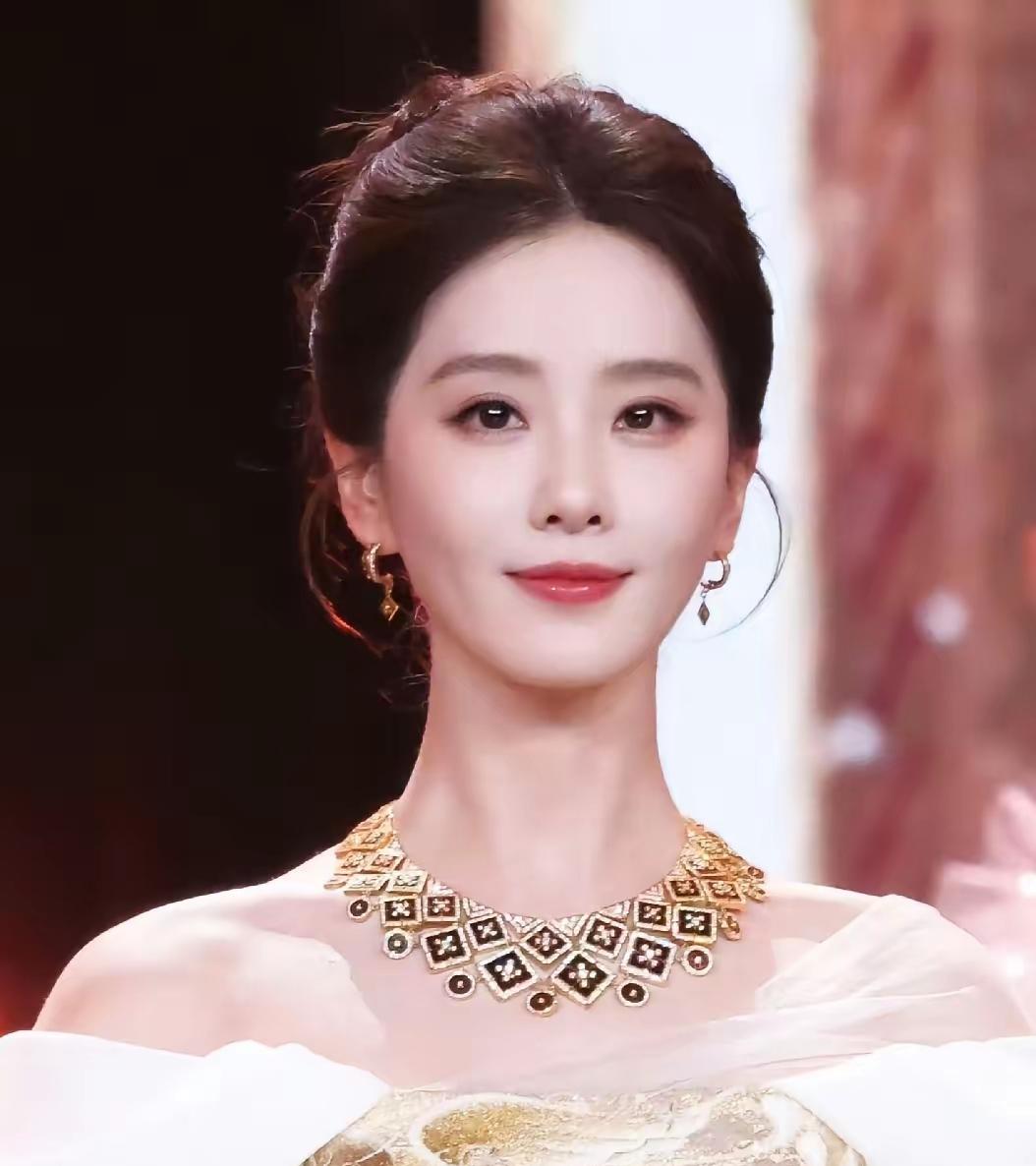 4月25日，刘诗诗在第十六届北京电影节闭幕式上，以“天坛女神”的身份亮相，并亲