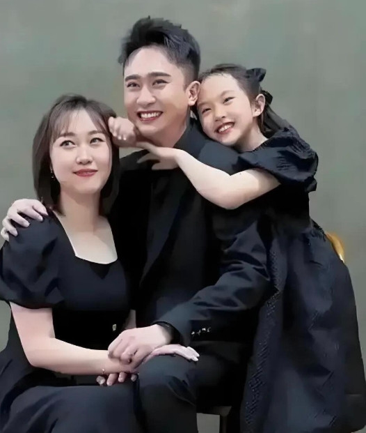 多么温馨的一家人！丈夫杨帆是央视主持人，他虽没有尼格买提和撒贝宁那么有名气，不过