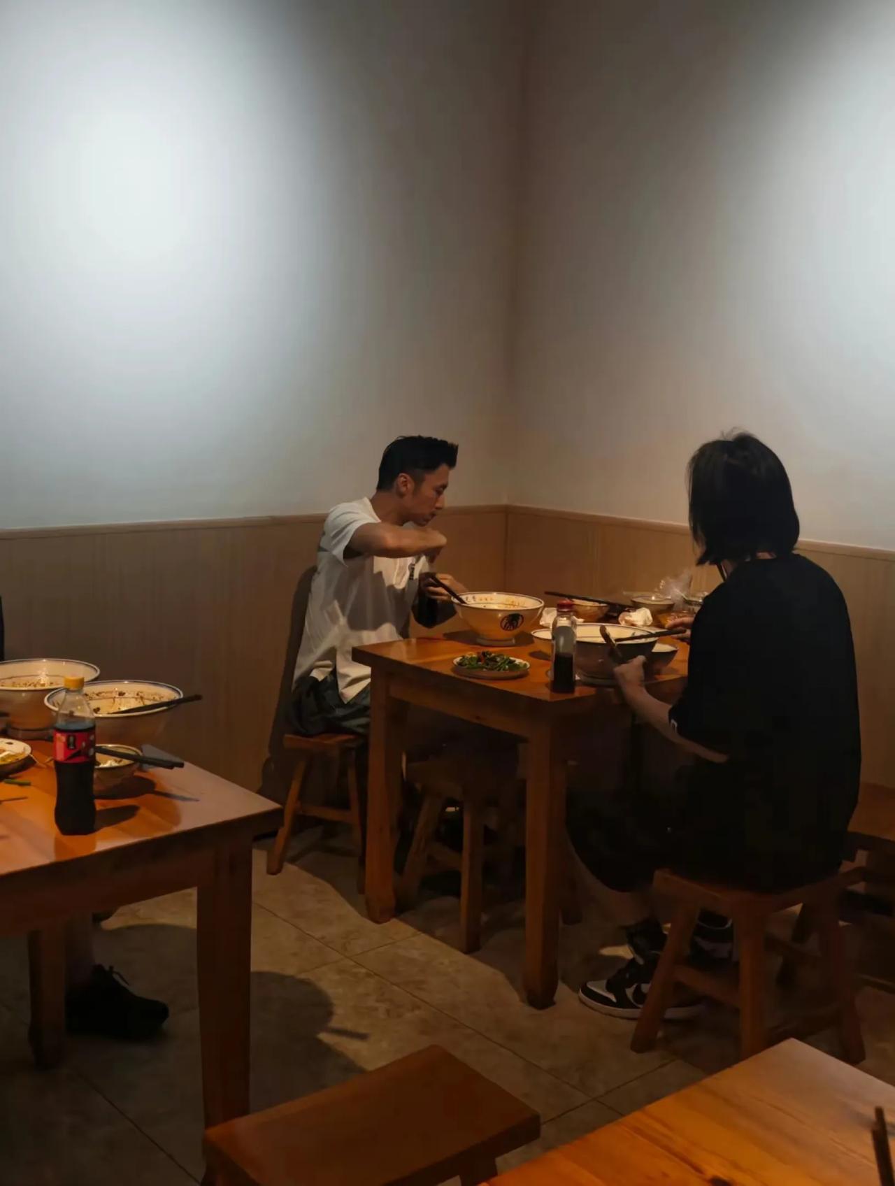 6月26号，谢霆锋悄悄去了西安曲江一家小店，只带了两个工作人员，点了份凉皮和肉夹