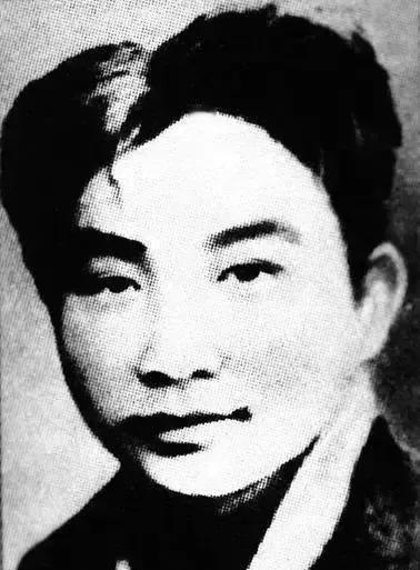 1935年，两个地下党员被捕，不久，敌人打算杀了他们，这时，一个看守对两人说：“