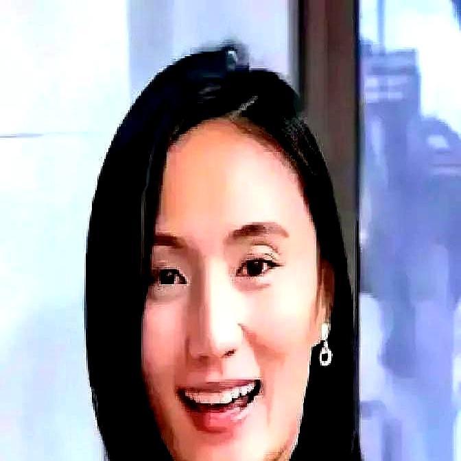 李亚鹏刚离，又想再婚？前妻海哈金喜已搬进别墅，首日带货百万。李亚鹏和海哈金