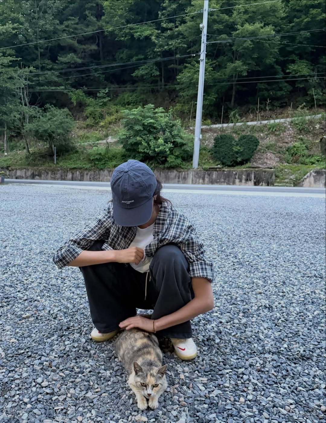 kjs和zhy是情侣装吗…？啊啊啊！！！同款格子衫➕藏蓝色棒球帽，我第一眼以为是
