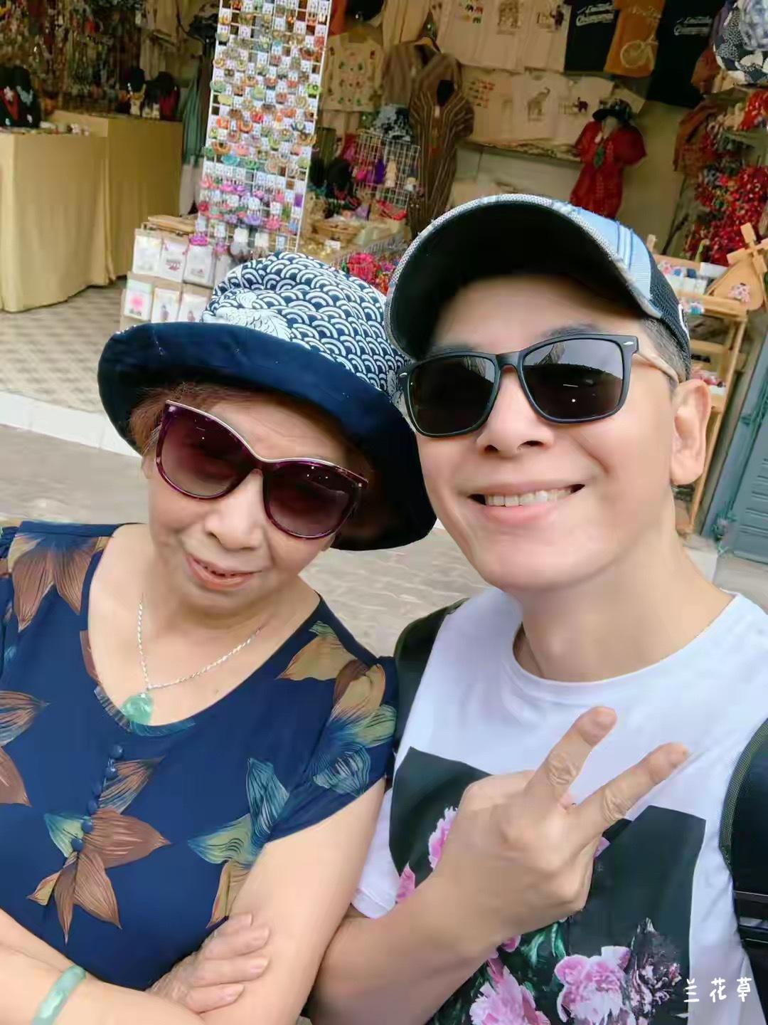 戴军，56岁，与80岁的妈妈合影。两人都很开心。戴军目前长居泰国清迈，与李