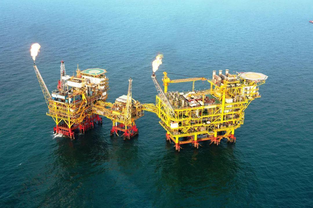 时隔15年，春晓油气田终于再次启动！2026年1月7日，东海海面钻机