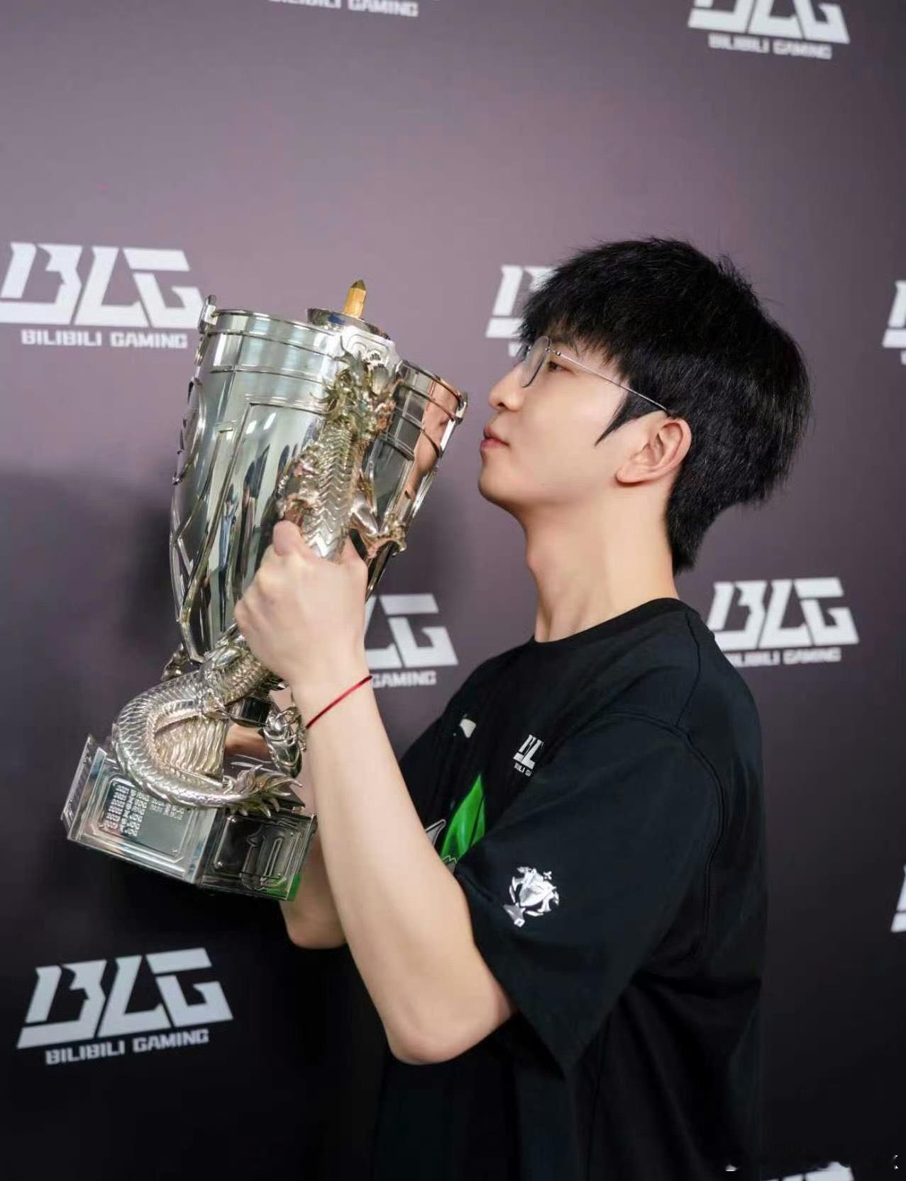 今年冬转最大的反转就是Elk去了WBG，WBG不只争取下Elk，还迎来了S赛冠军