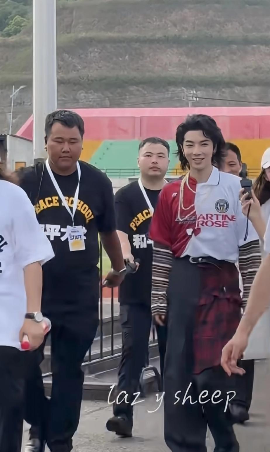 对华晨宇路转粉了！他到某个学校参加活动，真人非常亲民，笑容可掬，穿着打扮也不像