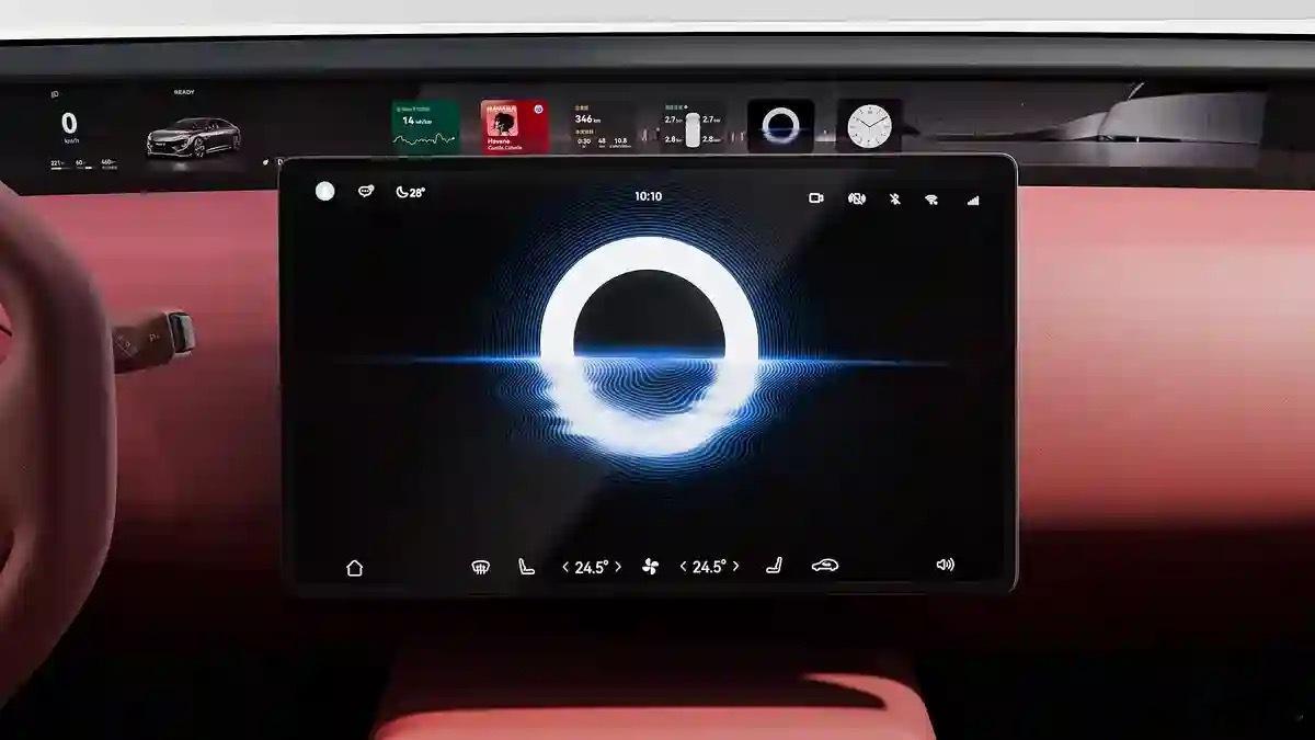 新款阿维塔12，新增加的应急拉手变得非常醒目，而且四个金属质感的车窗开关按键是以