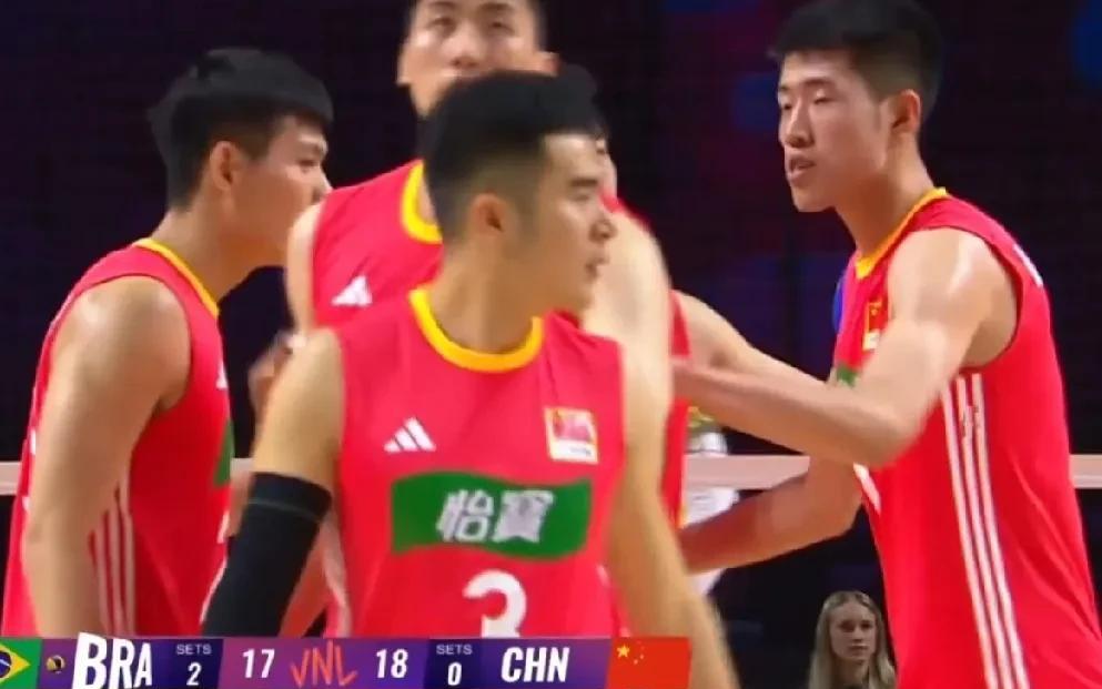 【海宁如何用王鹤滨于垚辰】到底选择谁成为主打二传，估计现在海宁也在左右为难。