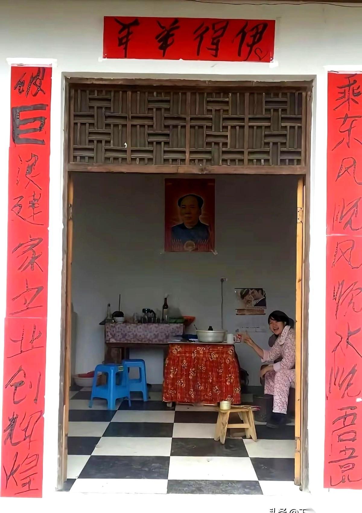 都说张雪写给老婆陈星伊的那副对联，横批“羊羊得伊”，是在秀恩爱。很多人看到这儿