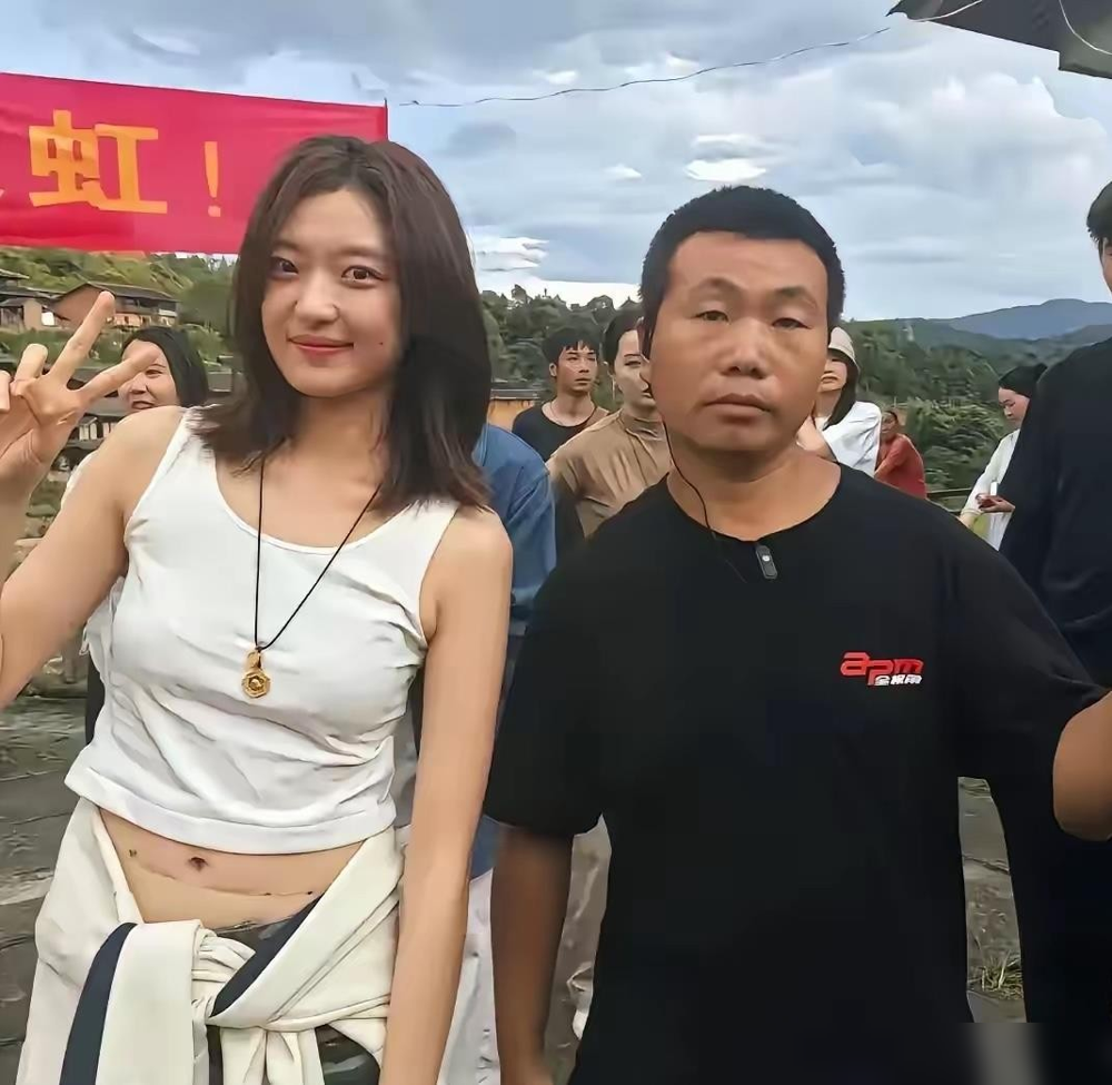 孙千在郎园遛个狗，评论区直接炸了。9月14日被偶遇，素颜，短发，宽松T恤，一个人牵着腊肠犬。没有保镖