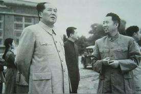 1952年，毛主席见到刘亚楼时，突然对他说道：“你给我敬个礼。”刘亚楼一下子愣住