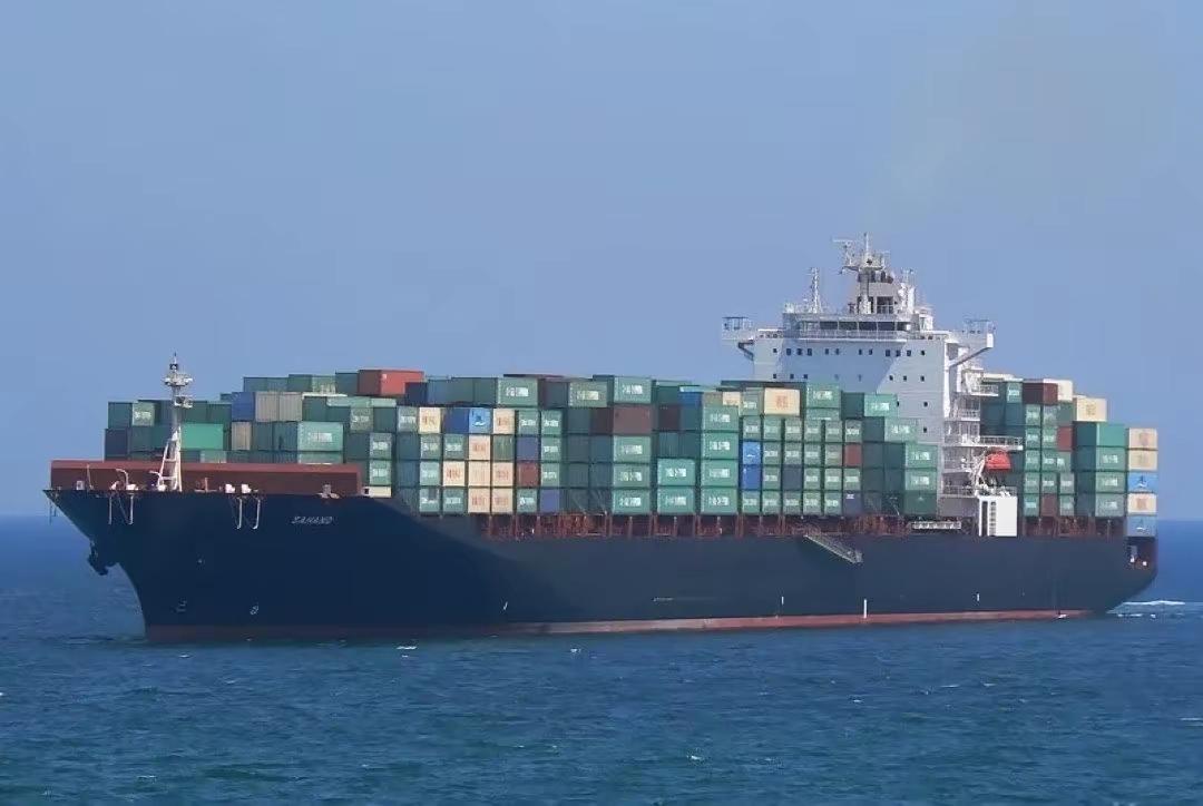 ​很难想象这一艘长度达到900英尺的伊朗货船已经装满了大量的货物，看上去堆得满满