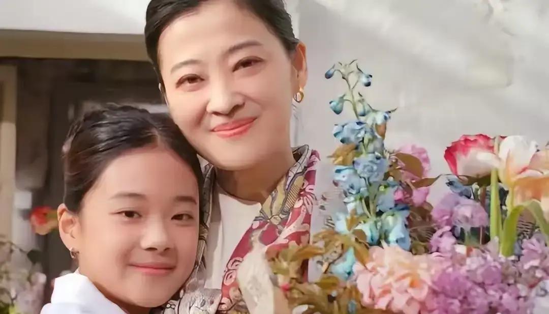 昨儿个百花奖的提名表彰红毯，宋佳全程紧紧牵着一个小姑娘，我还纳闷这是谁家孩子