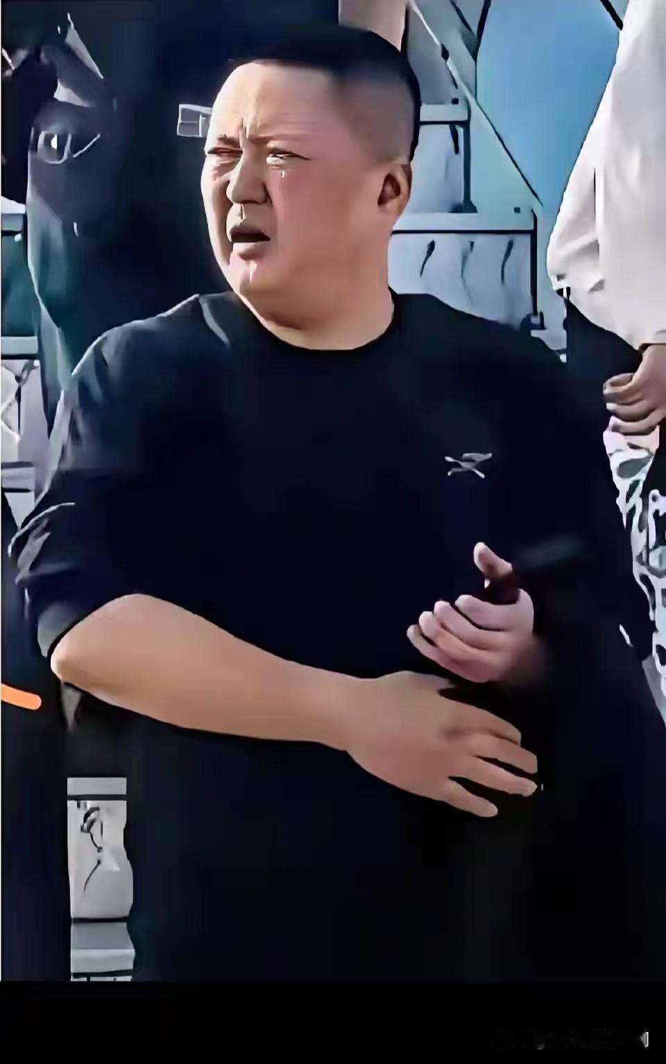 东航逼空姐下跪服务的欧某:给四句评语:空姐遇人不淑❗国企用人不当❗小