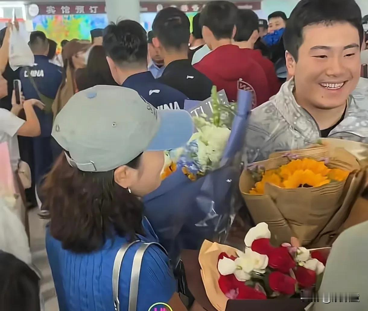 马琳，给儿子多一些零花钱吧！！国乒凯旋回国，王皓、梁靖崑的家人纷纷带着鲜花来接