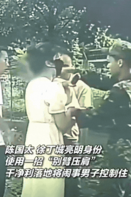 胆大包天！浙江金华，2名武警正巡逻，突然从街上传来呼救声，2人二话不说就冲了过去