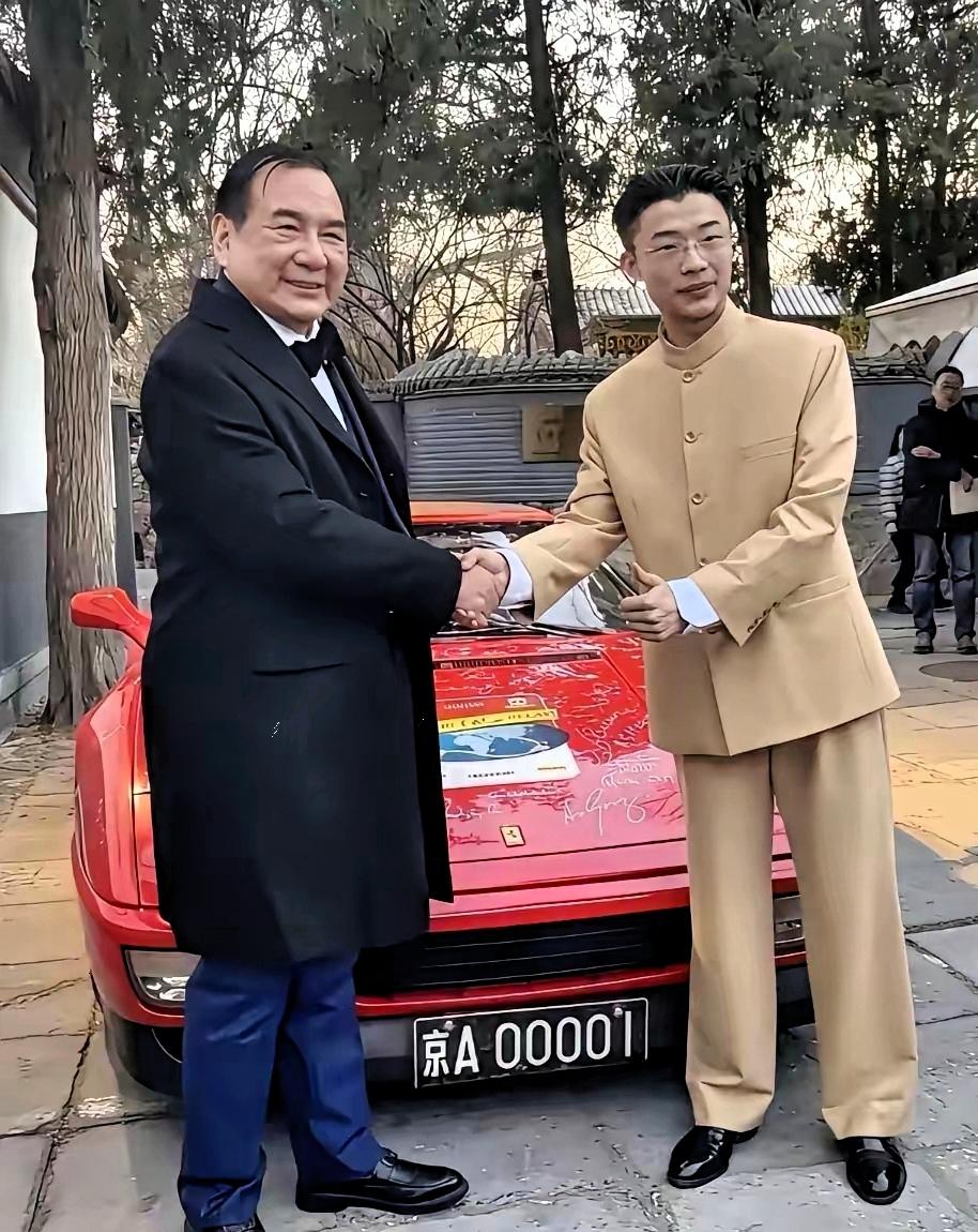 郭有才老师确实有才，看身后车牌京A00001，就知道郭有才已经进入上流社会圈里了