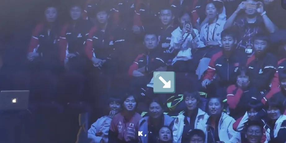 王曼昱领完奖后，没有受获得亚军而影响心情，和两个亿好姐妹一同观看林诗栋的比赛！