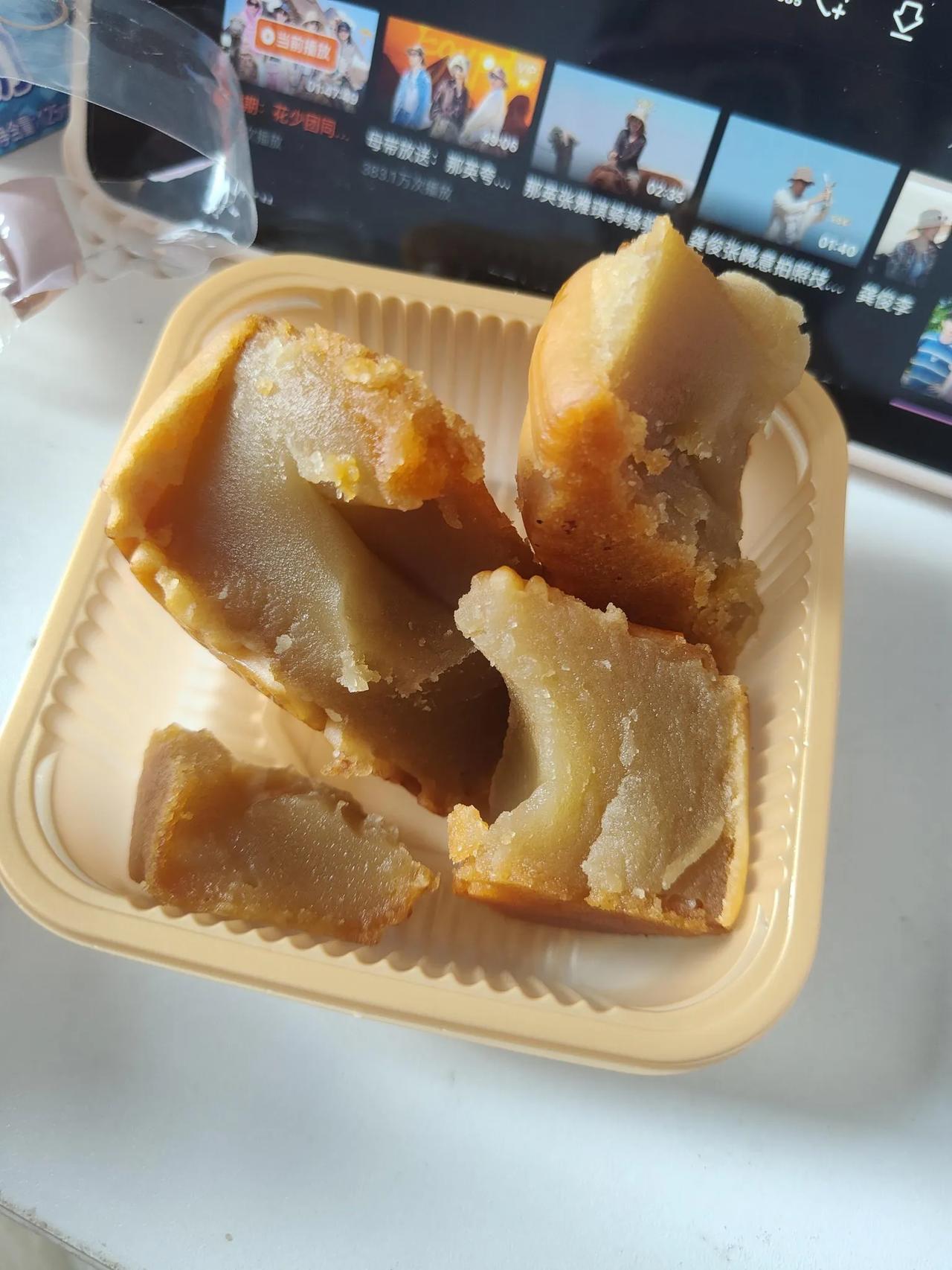 莲蓉蛋黄月饼只吃里面的蛋黄月饼里面的馅太甜了，吃一口都腻的不行，只有里面的咸蛋