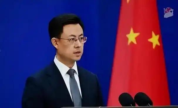 外交部记者会现场，郭嘉昆刚一开口，底下一排外媒记者手里的笔就全停在了本子上。没人